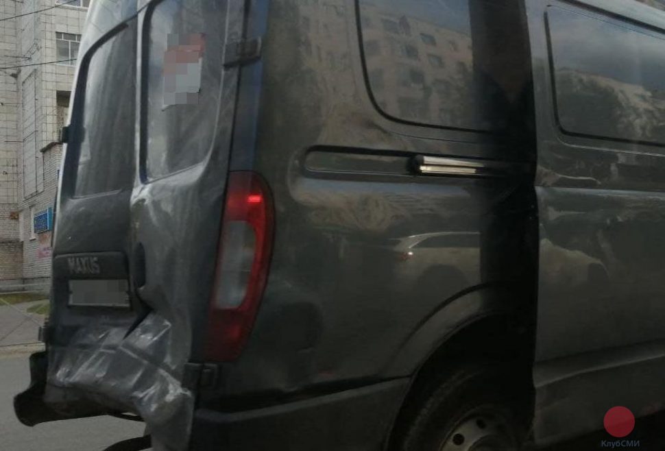 Водитель внедорожника врезался в фургон на перекрёстке в Северодвинске